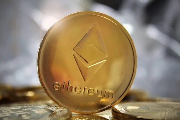 Ethereum Blockchain Cryptocurrency Ether Pièce Sur Une Pile Pièces Avec — Photo