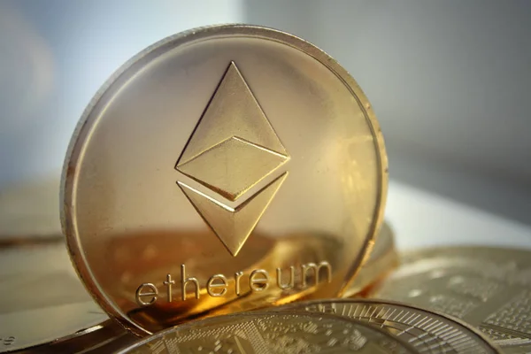 Ethereum Cryptocurrency Macro Skjuten Ethereum Gyllene Mynt Med Ljus Blockchain — Stockfoto