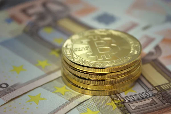 Bitcoins Dourados Criptomoeda Criptomoeda Bitcoin Criptomoeda Notas Euro Criptomoeda Conceito — Fotografia de Stock