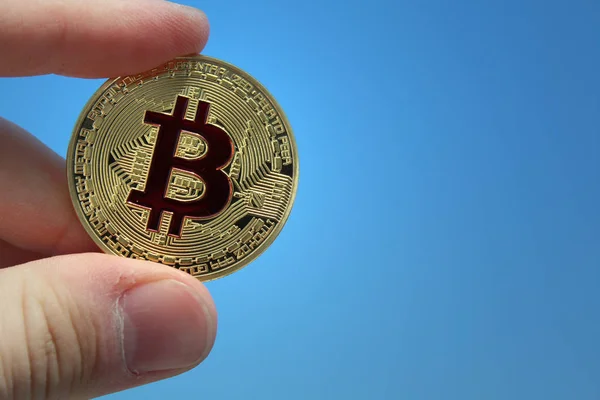 Mão Segurando Uma Moeda Bitcoin Dourada — Fotografia de Stock