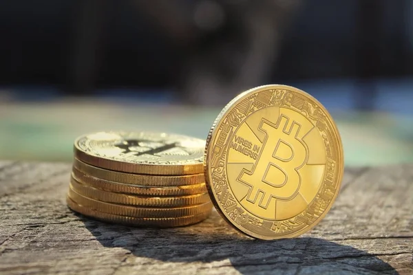 Fiziksel Bitcoins. Cryptocurrency ticaret kavramı.