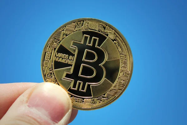 Hand Hält Eine Bitcoin Münze Kryptowährungen Geschäfts Und Handelskonzept Nahaufnahme Stockbild