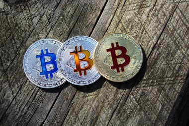  Fiziksel para Bitcoin (Btc) kümesi. Bitcoin.Crypto para birimi Bitcoin, Btc, Bit sikke. Blockchain teknoloji, bitcoin incelemesi kavramı.