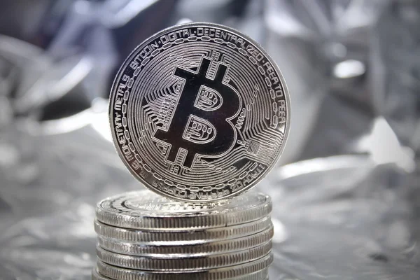 Ασημένιο Νόμισμα Bitcoin Που Στέκεται Στη Στοίβα — Φωτογραφία Αρχείου