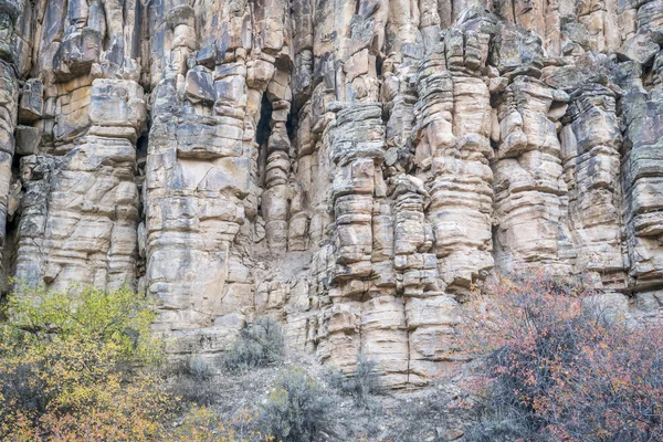 Falaise de grès avec colonnes et piliers — Photo