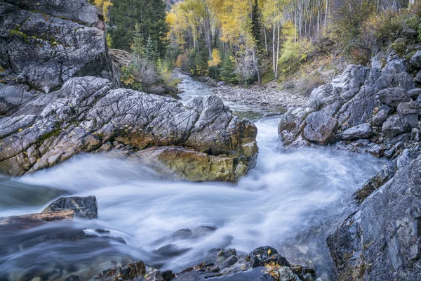 Fiume di cristallo in Colorado Montagne Rocciose — Foto Stock