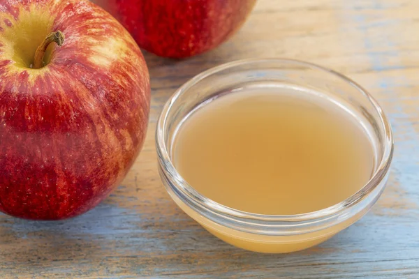 Vinagre de sidra de manzana cruda sin filtrar —  Fotos de Stock