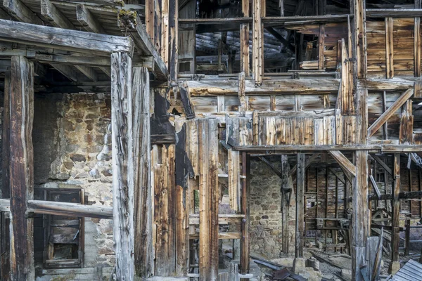 Ruinas de la mina de oro en las Montañas Rocosas —  Fotos de Stock