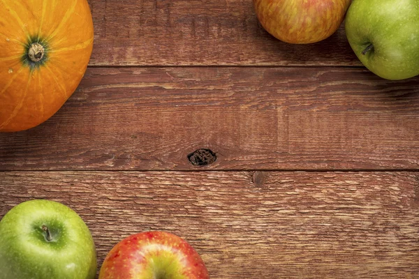 カボチャとリンゴの素朴な納屋の木 — ストック写真