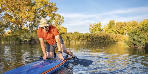 Stand up paddling in fall colors — Stock Photo, Image