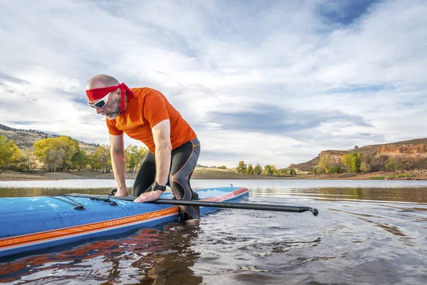 Stare in piedi a remare sul lago — Foto Stock