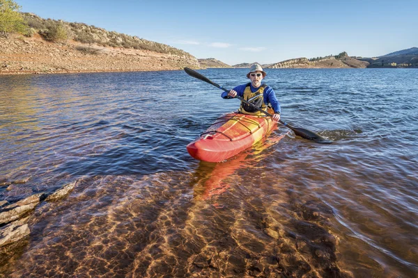 Kayak de pagaie sur le lac de montagne — Photo