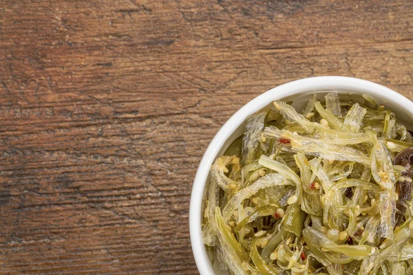 Tigela de salada de algas — Fotografia de Stock