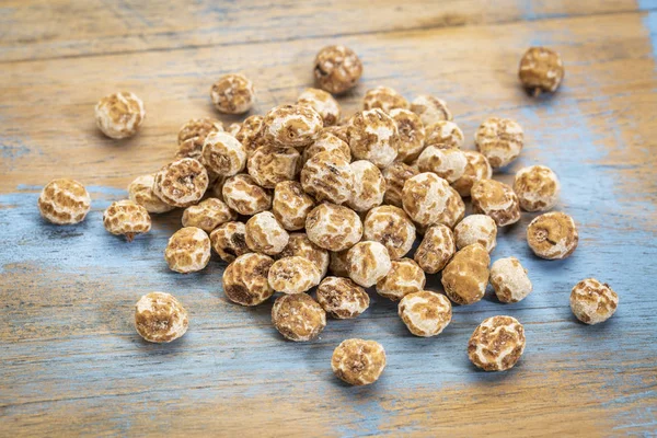 Organic peeled tiger nuts — Stock Photo, Image