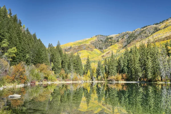 Jezero s odlesky barvy podzimu — Stock fotografie