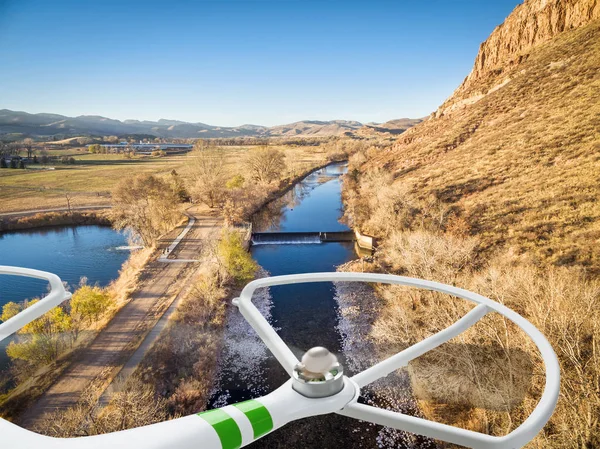 Avión no tripulado volando sobre Colorado rural — Foto de Stock