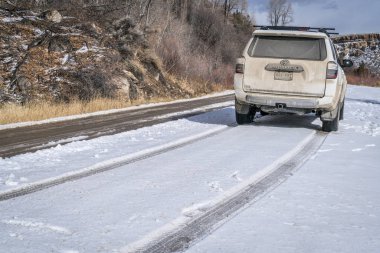 Toyota 4runner Suv bir toprak yol üzerinde