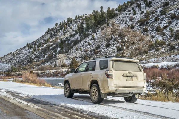 Toyota 4runner позашляховика на грунтову дорогу — стокове фото