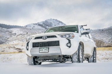 Toyota 4runner Suv bir toprak yol üzerinde