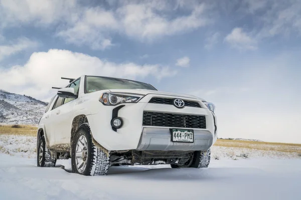 Toyota 4runner позашляховика на грунтову дорогу — стокове фото