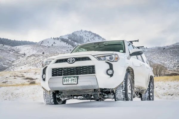 Toyota 4Runner SUV em uma estrada de terra — Fotografia de Stock