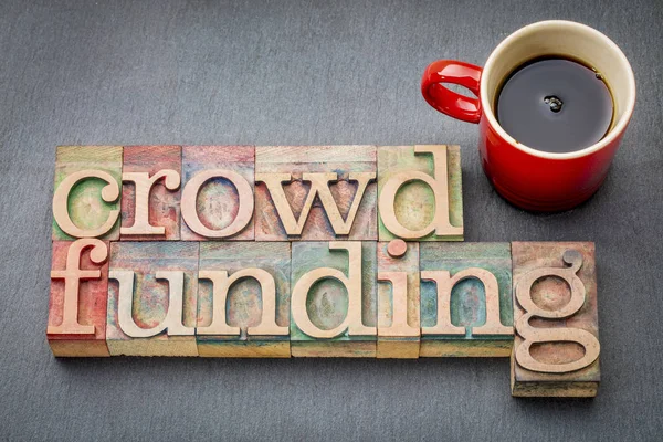 Crowdfunding parola nel tipo di legno — Foto Stock