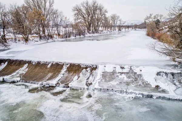 Umleitungsdamm am Fluss Poudre — Stockfoto