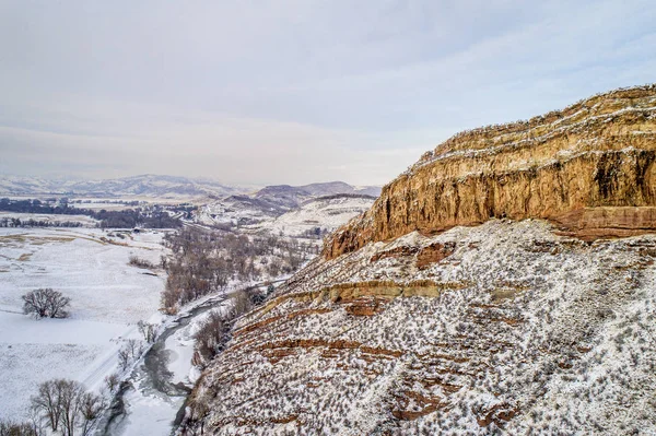 Piaskowiec cliff i rzeka widok z lotu ptaka — Zdjęcie stockowe