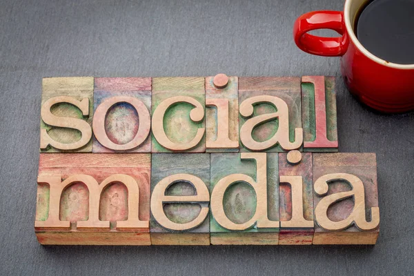 Abstrato palavra mídia social em tipo de madeira — Fotografia de Stock