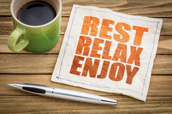 Descansar, relaxar, desfrutar no guardanapo — Fotografia de Stock