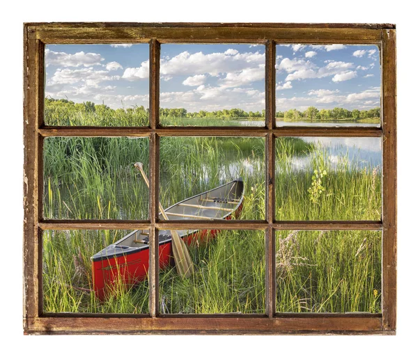 Canoa en la orilla del lago - vista a la ventana —  Fotos de Stock