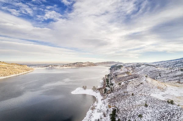 Горное озеро и предгорья вид с воздуха — стоковое фото