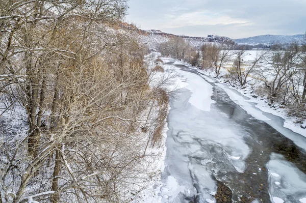 Rivière Poudre au-dessus de Fort Collins dans les paysages hivernaux — Photo