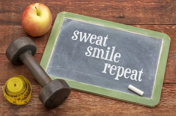 Sudor, sonrisa, repetición - concepto de fitness — Foto de Stock