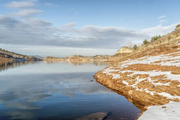 Jezero v zimě scenérie na Colorado foofhills — Stock fotografie