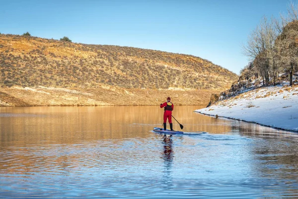 冬天站起来在科罗拉多州的划水 — 图库照片