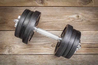 dökme demir dumbbell ahşap üzerine