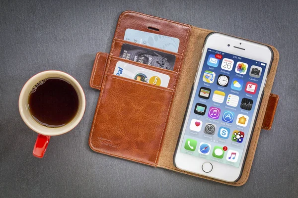 IPhone 7 в кожаном кошельке с кофе — стоковое фото