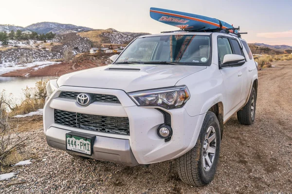 Toyota 4Runner SUV avec planche à pagaie — Photo