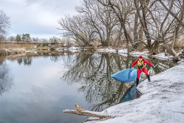冬に立ち上がるパドリング — ストック写真