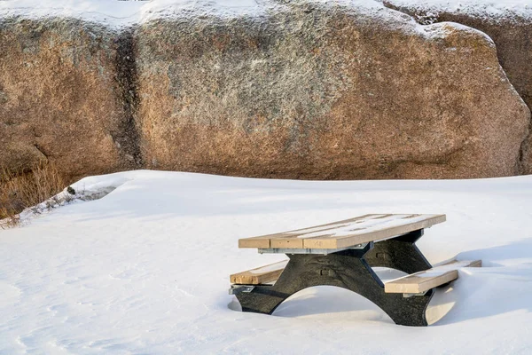 Piknik tabeli i granitowe skały w strefie rekreacyjnej Vedauwoo — Zdjęcie stockowe