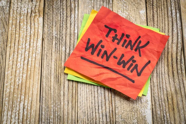 Piensa en un recordatorio de ganar-ganar en una nota adhesiva — Foto de Stock