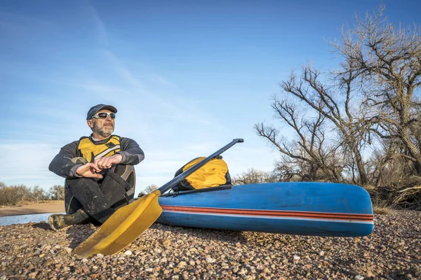 Stand up paddling on a river — Stock Photo, Image