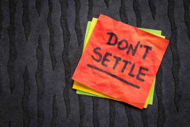 Uyarı mektubu üzerinde yapışkan not razı değil