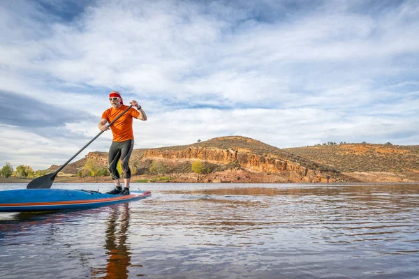 Stand up paddling on mountain ake — Stock Photo, Image