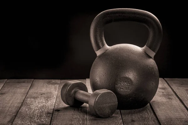 Kettlebell e manubri in ferro — Foto Stock