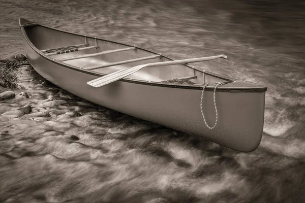 Canoe on a shallow rocky river — Stock Photo, Image