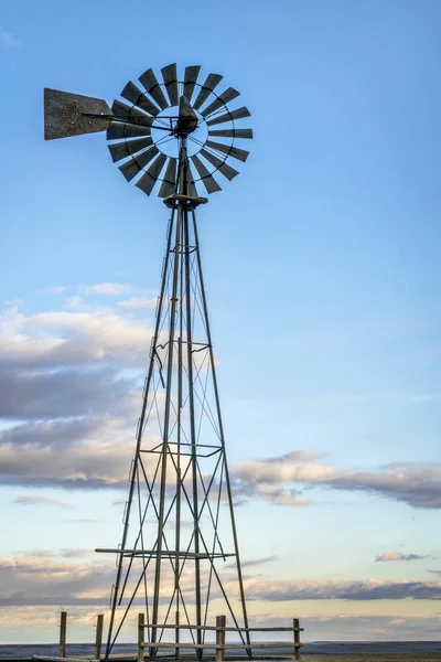 Windmill in Colorado prairie — Stock Photo, Image