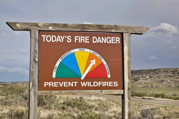 Знак высокой опасности пожара на дороге в Колорадо — стоковое фото