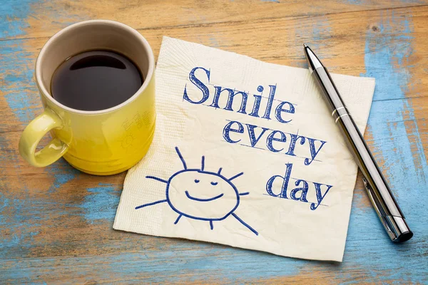 Glimlach elke dag vrolijke tekst op servet — Stockfoto
